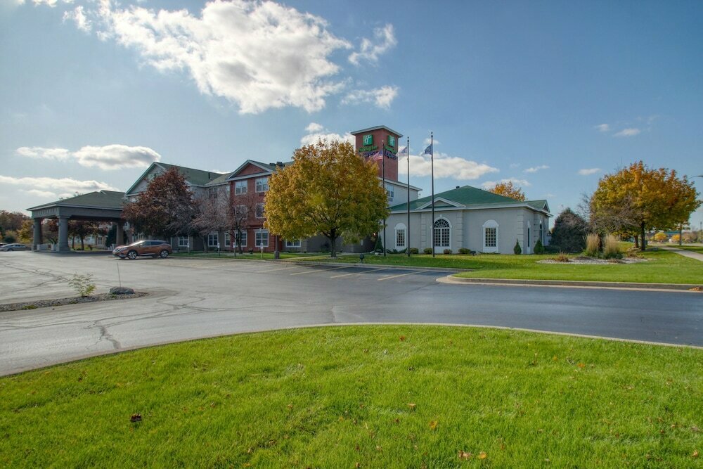 Holiday Inn Express & Suites Oshkosh-Sr 41