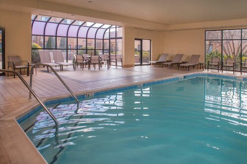 Courtyard Milwaukee Brookfield, Varaa Hotelli Brookfield Wisconsin