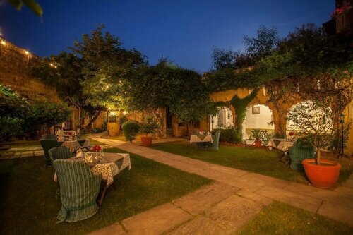 Neemrana's - Hill Fort - Kesroli, Rezerwuj Hotel Hotele w Rajasthan z parkingiem, Parking