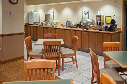 Country Inn & Suites Lansing, Varaa Hotelli Lansing Michigan