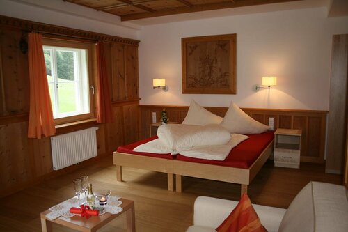 Gasthof Kronburg, Book Hotel Zams Inntal