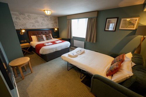 Berkshire Arms by Chef & Brewer Collection, Book Guesthouse Midgham Berkshire