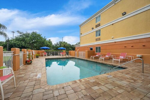 Comfort Inn Fort Myers Northeast, Забронировать Отель Форт-Майерс Fort Myers Area, рядом с Manatee World