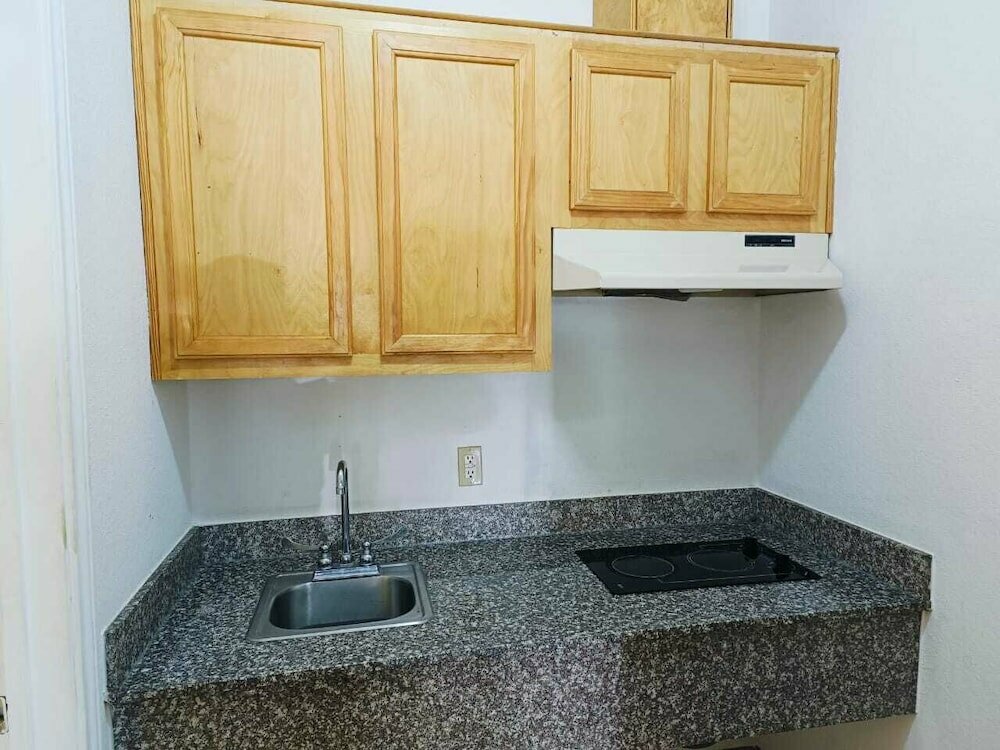 Deluxe Inn & Suites