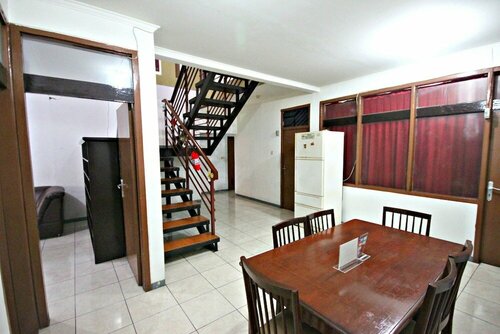 De Sun Pasteur Guest House by HouseinBandung, Забронировать Гостевой дом Отели провинции Западной Явы с парковкой, Парковка
