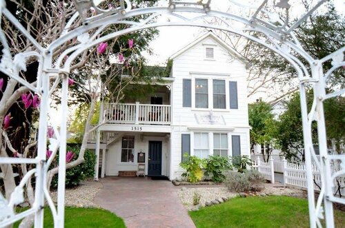 Inn St Helena, Забронировать Отель «постель и завтрак» Отели Сент-Хелина с парковкой, рядом с Cameo Cinema, Парковка