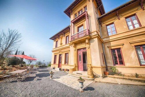 La Source Doree, Book Hotel Hoteller i Rhône-Alps med parkering, Parkering
