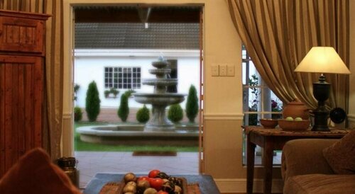 Lemon & Lime Guesthouse, Забронировать Гостевой дом Отели Блумфонтейна с парковкой, рядом с Mangaung Oval, Парковка