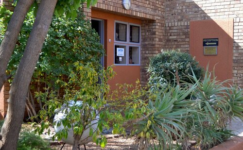 Boga Legaba Guest House & Conference Centre, Boek Pension Hotels in Mafikeng met parkeren, Parkeren