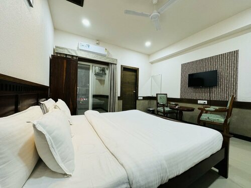 Hotel Tirth by Sonu Cafe, Забронировать Отель Удджайн штат Мадхья-Прадеш