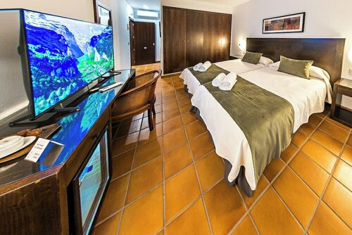 HOTEL LUZ ALMONASTER, Забронировать Отель Отели Sierra de Aracena y Picos de Aroche с бассейном, Бассейн