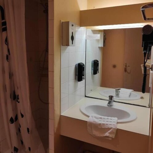 Terminus, Rezerwuj Hotel Hotele i noclegi w Esquieze-Sere, Hotel