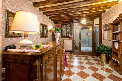 Hotel Mezzo Pozzo, Забронировать Отель Отели Венеции с завтраком, рядом с Консульство Российской Федерации в Венеции, Завтраки