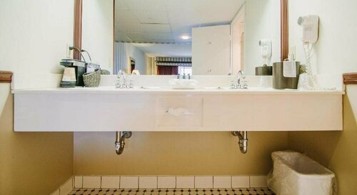 Bayshore Resort, Забронировать Курортный отель Траверс-Сити штат Мичиган, рядом с Музейный центр Деннос