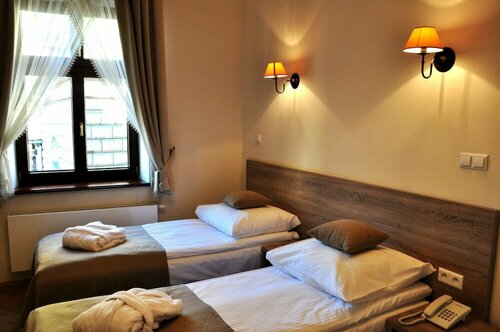 Hotel Santi, Забронировать Отель Отели Кракова с парковкой, рядом с Галерея Доминика Растворовского, Парковка