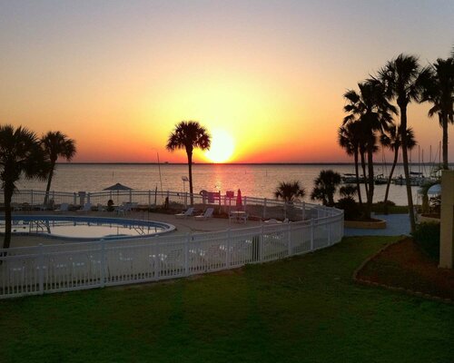 Quality Inn & Suites Gulf Breeze, Rezervați Hotel Gulf Breeze Panhandle Florida