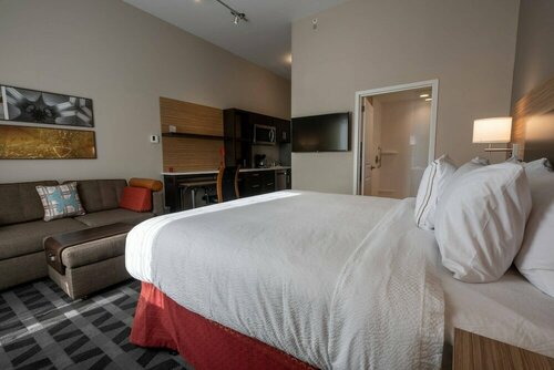 TownePlace Suites by Marriott Clinton, Забронировать Отель Отели Клинтон с бассейном, Бассейн
