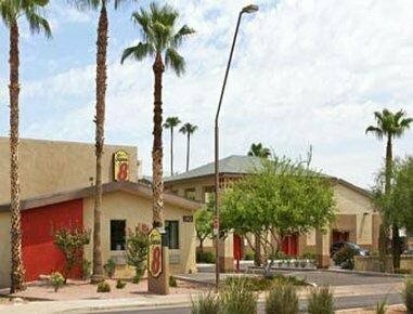 Super 8 Tempe, Забронировать Отель Пруд в Темпе Phoenix Metropolitan Area, рядом с Антропологический музей государственного университета Аризоны