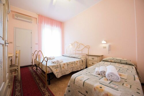 Hotel Settebello Ceredi Of Silvia & C. SAS, Забронировать Отель Отели и гостиницы Форли-Чезена, Отель