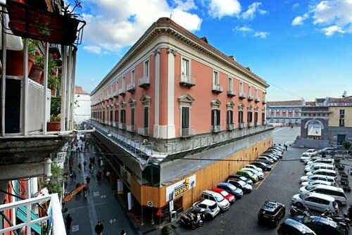 La Residenza Napoli Short Let Apartments, Забронировать Апартаменты/квартира Отели Неаполя с парковкой, рядом с Станция метро Toledo, Парковка