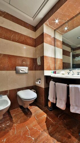 Crowne Plaza Hamra Beirut, an IHG Hotel, Prenota Hotel Hotel 5 stelle a Greater Beirut, 5*