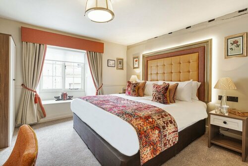 The George Hotel, Amesbury, Wiltshire - The Coaching Inn Group, Забронировать Отель Эймсбери Уилтшир, рядом с King Alfred's Tower