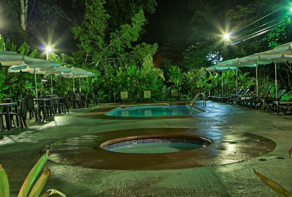 Hotel La Isla Inn