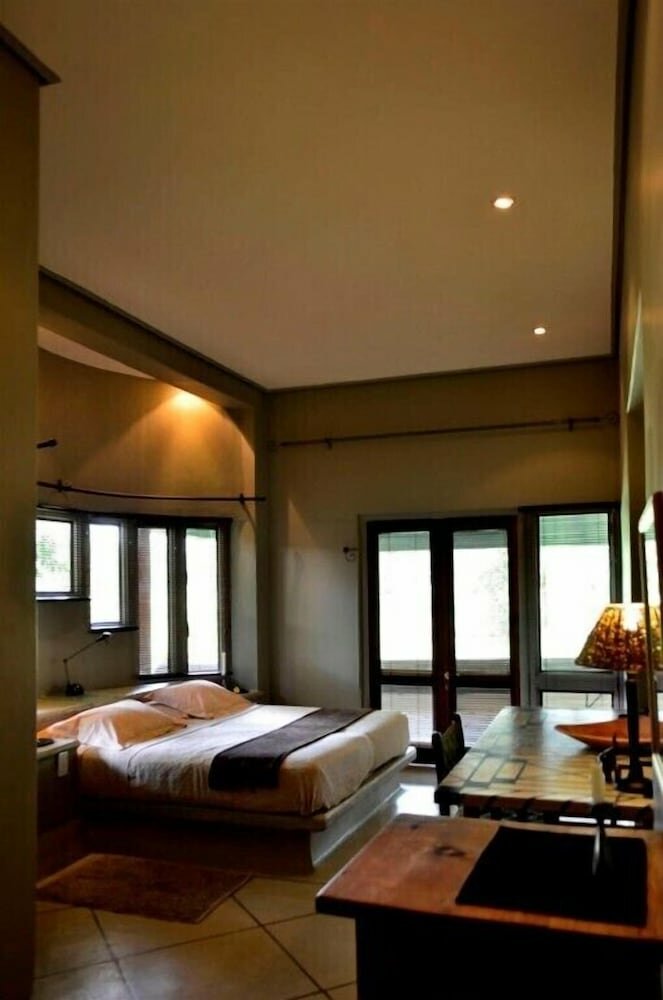 Tingala Lodge - Bed in the Bush