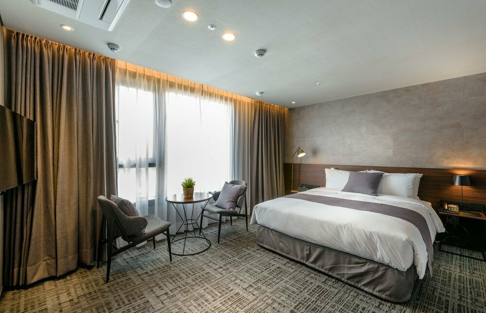 Hotel With City