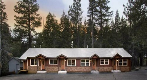 Holiday Haus, Rezerwuj Motel Hotele w Mammoth z parkingiem, Parking