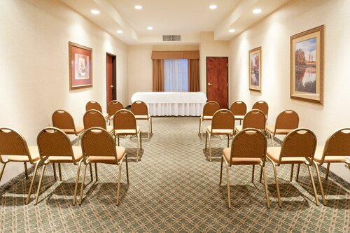 Holiday Inn Express Hotel & Suites Kerrville by IHG, Забронировать Отель Отели Керрвилл с парковкой, Парковка