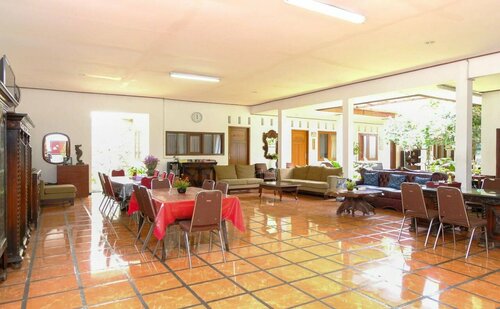 OYO 353 Loesje Guest House Syariah, Prenota Affittacamere Malang East Java, vicino a Taman Rekreasi Kota