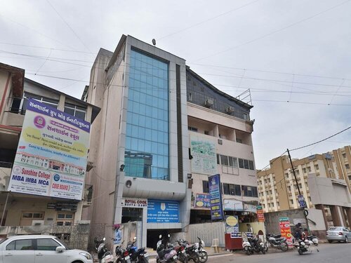 Hotel Nova Viva - Rooms & Banquet Hall - Nr. RaceCourse, Book Hotel Hoteller i Gujarat med parkering, Parkering