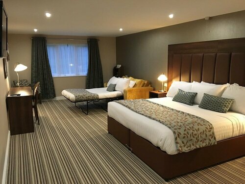 Twin Oaks Hotel