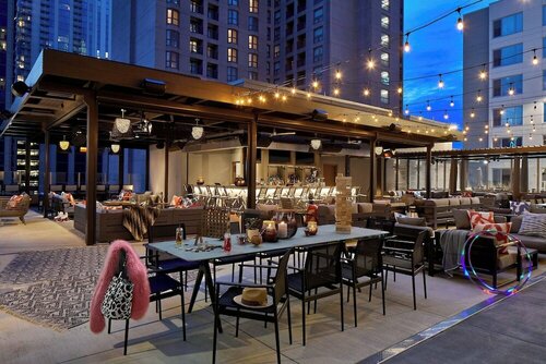 Moxy Atlanta Midtown, Забронировать Отель Атланта Джорджия, рядом с Станция метро "Мидтаун"