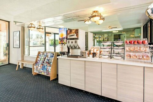 Rodeway Inn near Melrose Ave, Забронировать Отель Голливуд Лос-Анджелес, рядом с Киностудия Raleigh Studio в Голливуде
