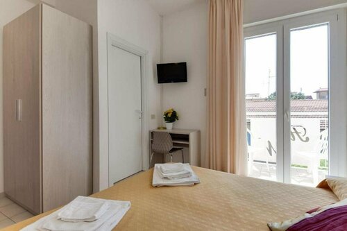 Hotel Nevia, Buchen Sie Hotel SPA-Hotels in Pinarella, SPA