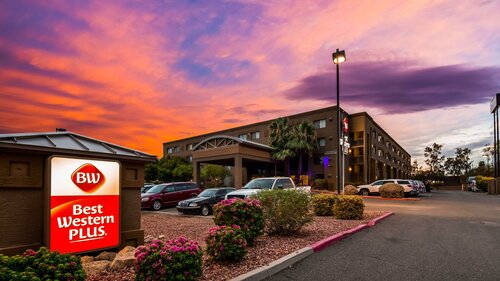 Tempe by the Mall Phoenix Airport Hotel, Забронировать Отель Пруд в Темпе 