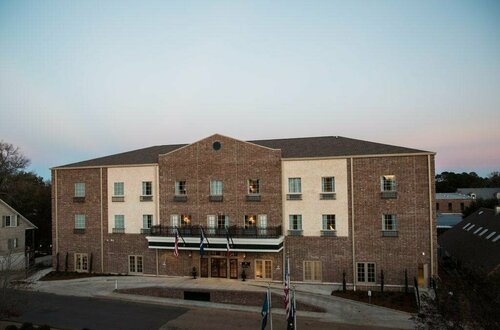 Chateau Saint Denis Hotel, Забронировать Отель Натчиточес Луизиана, рядом с Louisiana Extended Care Hospital of Natchitoches