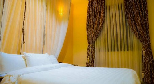 Fourth Parklands Guest House & Conference, Забронировать Гостевой дом Отели Найроби Каунти с парковкой, Парковка