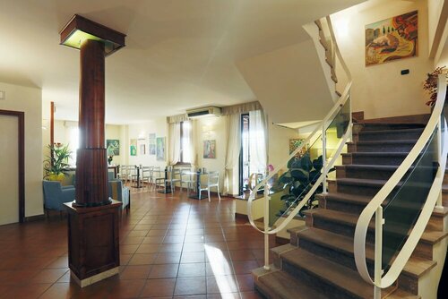 Hotel Arcobaleno, Забронировать Отель Отели Сиены с парковкой, рядом с Железнодорожный вокзал Сиены, Парковка