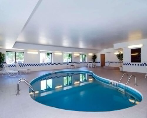 Quality Suites Near West Acres, Забронировать Отель Отели Фарго с бассейном, рядом с Roger Maris Museum, Бассейн