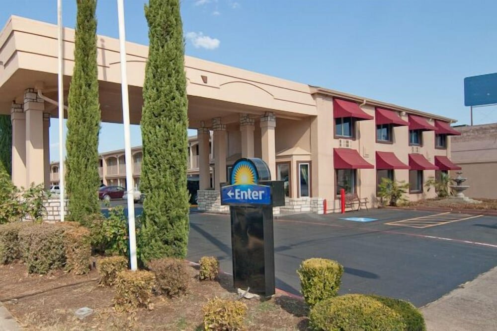 Studio 6 Suites - Dallas