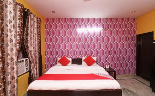 OYO 16146 Royal Guest House, Book Pension Hoteller i Haryana med parkering, Parkering