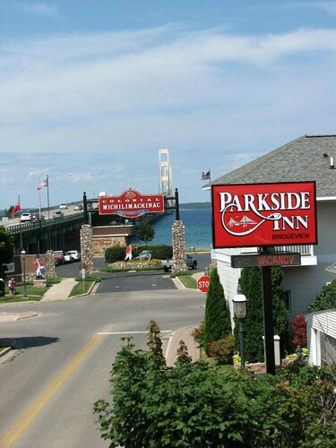 Parkside Inn Bridgeview, Забронировать Отель Отели Макино-Сити с бассейном, рядом с Причал паромной переправы Макино-Сити, Бассейн