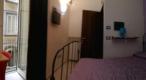 B&B Rainbow, Забронировать Отель «постель и завтрак» Отели Неаполя с парковкой, рядом с Ospedale degli Incurabili, Парковка