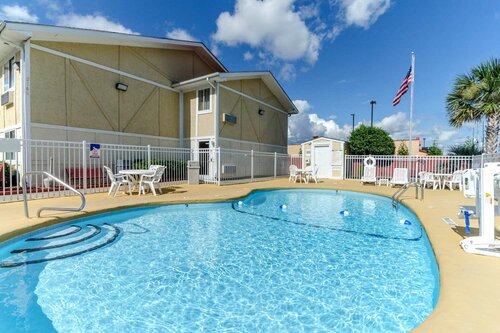 Rodeway Inn & Suites Jacksonville near Camp Lejeune, Забронировать Отель Недорогие отели Джэксонвилл, недорогие