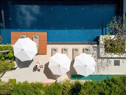 OUTRIGGER Surin Beach Resort, Забронировать Курортный отель Отели Пхукета с бассейном, Бассейн