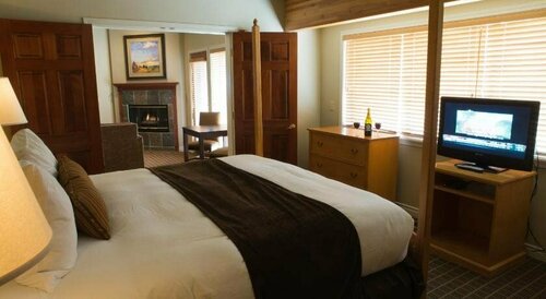 Pine Ridge Inn, Забронировать Отель Отели Бенд с парковкой, рядом с Oregon Trail of Dreams, Парковка