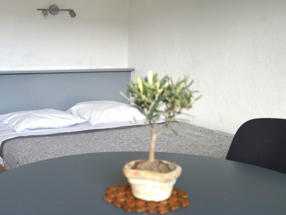 Motel Ascot Studios
